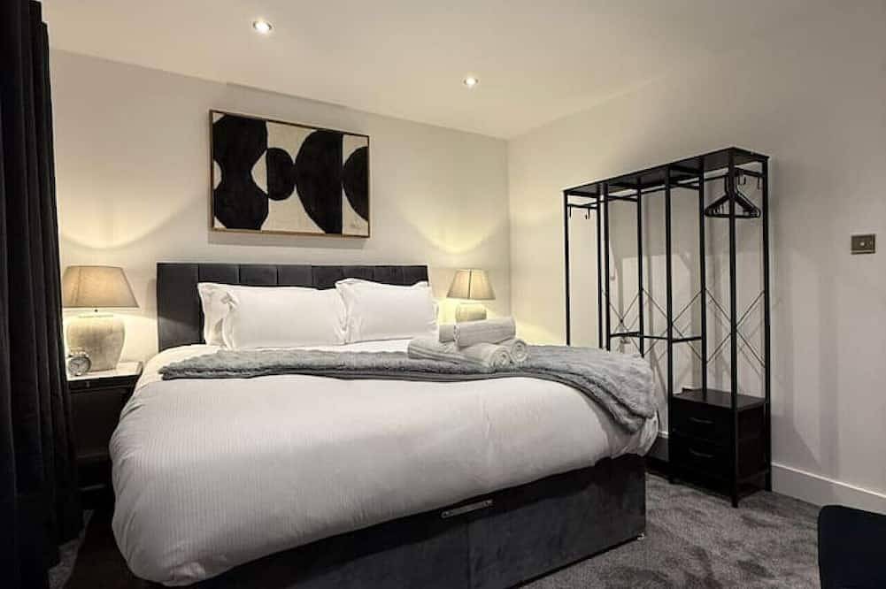 Large Luxury 5Bdr Home - 2.5 Bath & Free Parking in Hertfordshire