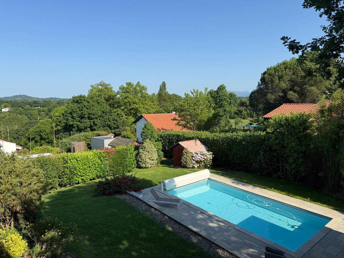 Villa Basque climatisée et piscine chauffée, jardin verdoyant in Arbonne, Région de Bayonne