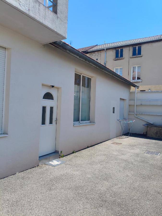 Gîte pour 3 personnes, avec Terrasse ainsi que Jardin et Vue à Oyonnax - 2