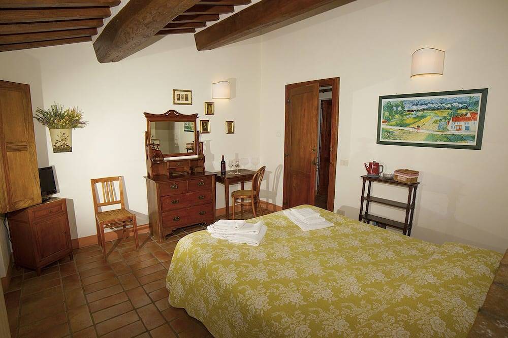 Pietreta. Ampia camera doppia con bagno e accesso riservato, giardino, piscina in Radicofani, Val d’Orcia