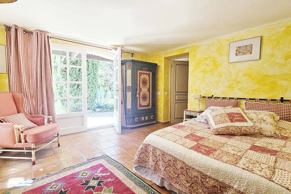 Charming villa with swimming pool and sauna in Haut-Var in Montferrat, Draguignan Region
