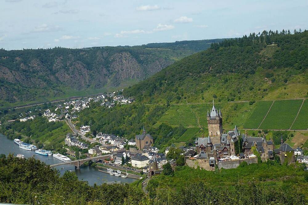 Geheel appartement, Comfortabel zolderappartement in landhuisstijl met balkon en gratis Wifi in Cond, Cochem
