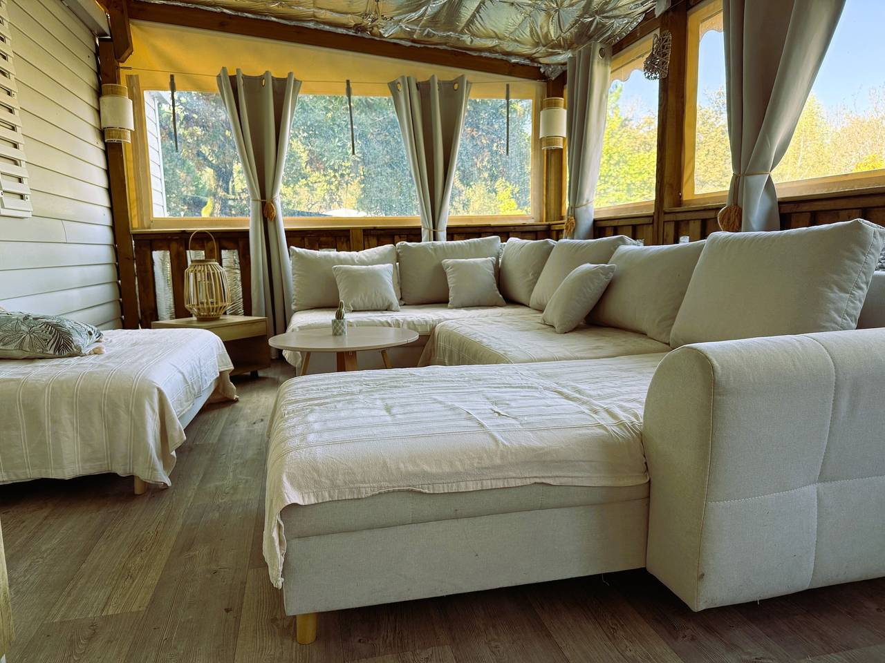 Mobile Home 'Tout Confort' with Shared Pool, Wi-Fi and Air Conditioning in Hourtin, Lesparre-Médoc region