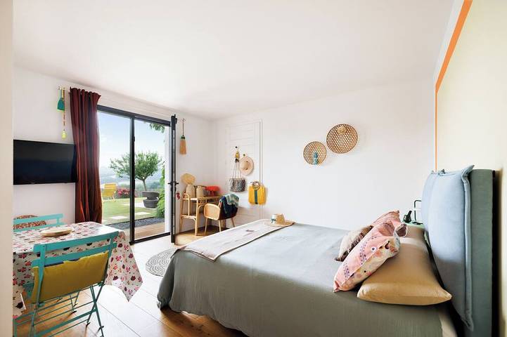Appartement entier, Studio Ursuya spacieux, avec vue montagnes, accès spa & piscine in Hasparren, Région de Bayonne