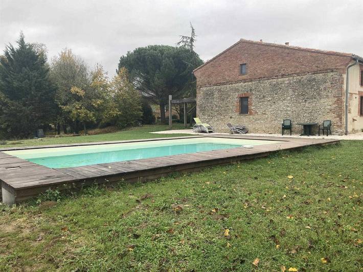 Gîte pour 8 personnes, avec piscine ainsi que terrasse et jardin à Gardouch