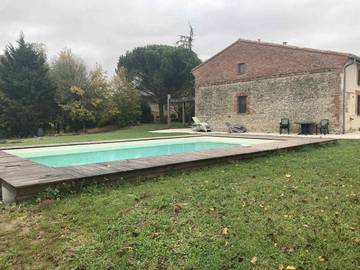 Gîte pour 8 personnes, avec terrasse ainsi que jardin et piscine à Gardouch