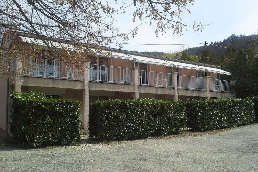 Appartement entier, Location d'appartements et de studios meublés au calme exposés plein sud in Castellane, Parc naturel régional du Verdon