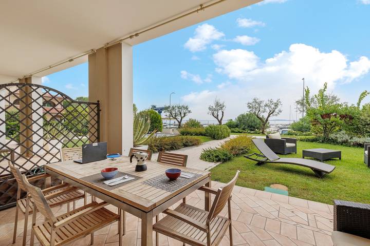 Ganze Wohnung, Luxuriöse Ferienwohnung mit Seeblick, gemeinschaftlich genutztem Pool & Wlan in Manerba del Garda, Gardasee-Berge