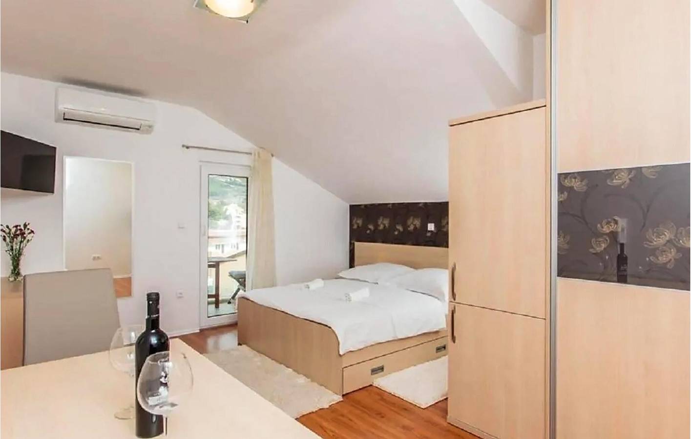 Ganze Ferienwohnung, Apartment mit Meerblick, Terrasse, Küche und Parkplatz in der Nähe des Strandes von Strobec in Stobrec, Split-Dalmatien