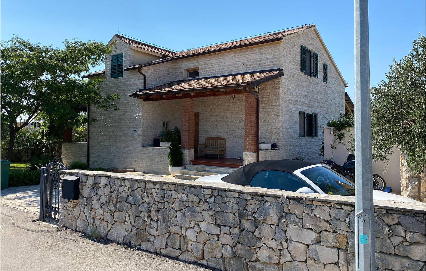 Charmantes Apartment, 2 km vom Strand entfernt: Gemütliches Apartment mit Pool und Terrasse in Vodice, Šibenik-Knin