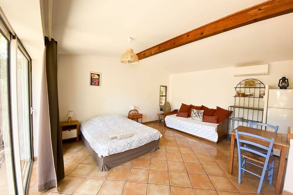 Entire apartment, Pretty shed feet in the water with large private garden in Maora, Bonifacio