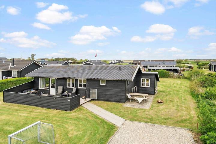 Ferieudlejning for 6 personer, med terrasse, børnevenlig i Gjeller Odde