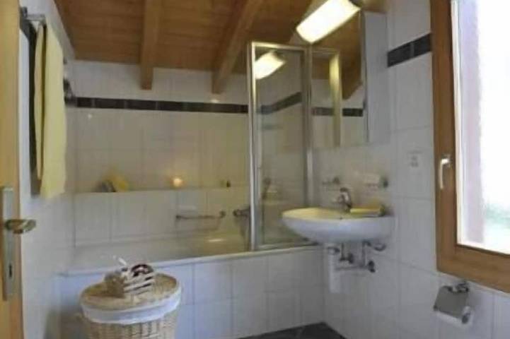 Chalet très confortable pour 6-7 personnes : Living avec poêle - galerie avec canapé-lit (1,90 x 1,4 in Grimentz, Anniviers
