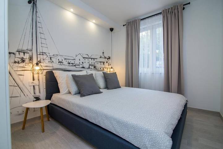 Ganze Wohnung, 2-Zimmer-Ferienwohnung, stadtnah – mit Balkon & Wlan, ideal für 4 Personen in Plaža Pakoštane, Pakostane