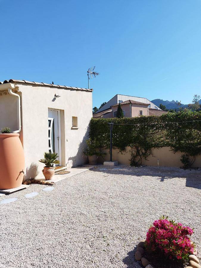 Gîte pour 2 personnes, avec vue et jardin à Vacqueyras - 2