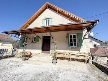 Gîte pour 11 personnes, avec terrasse et vue à Saint-Maurice-Crillat