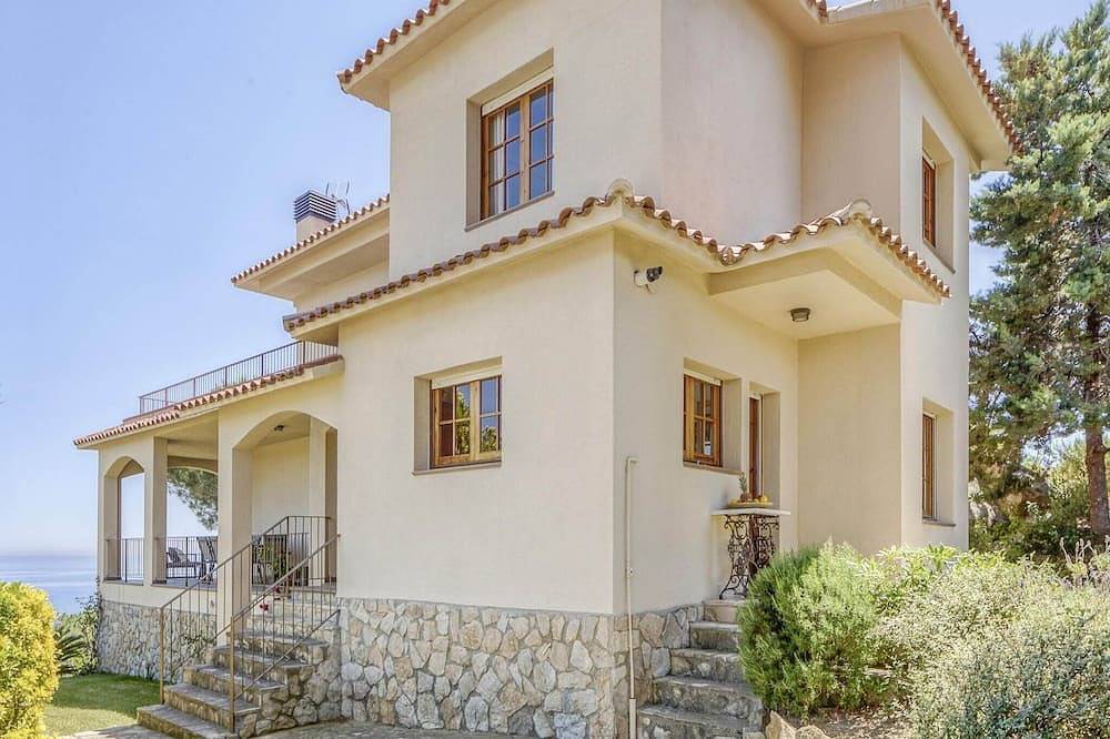 Villa in Arenys de Mar met Zeezicht in Arenys de Mar, Costa del Maresme