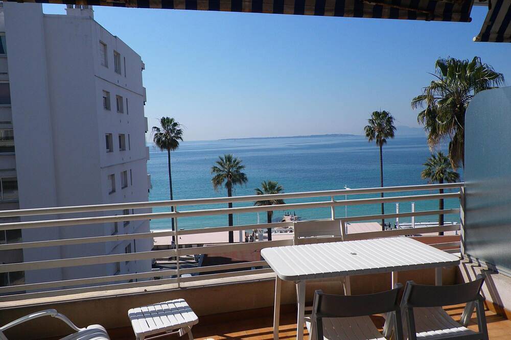Appartement entier, Magnifique  vue  Mer Tout confort. Climatisé. 50 m de la plage. Wifi  et Freebox in Juan-les-Pins, Antibes