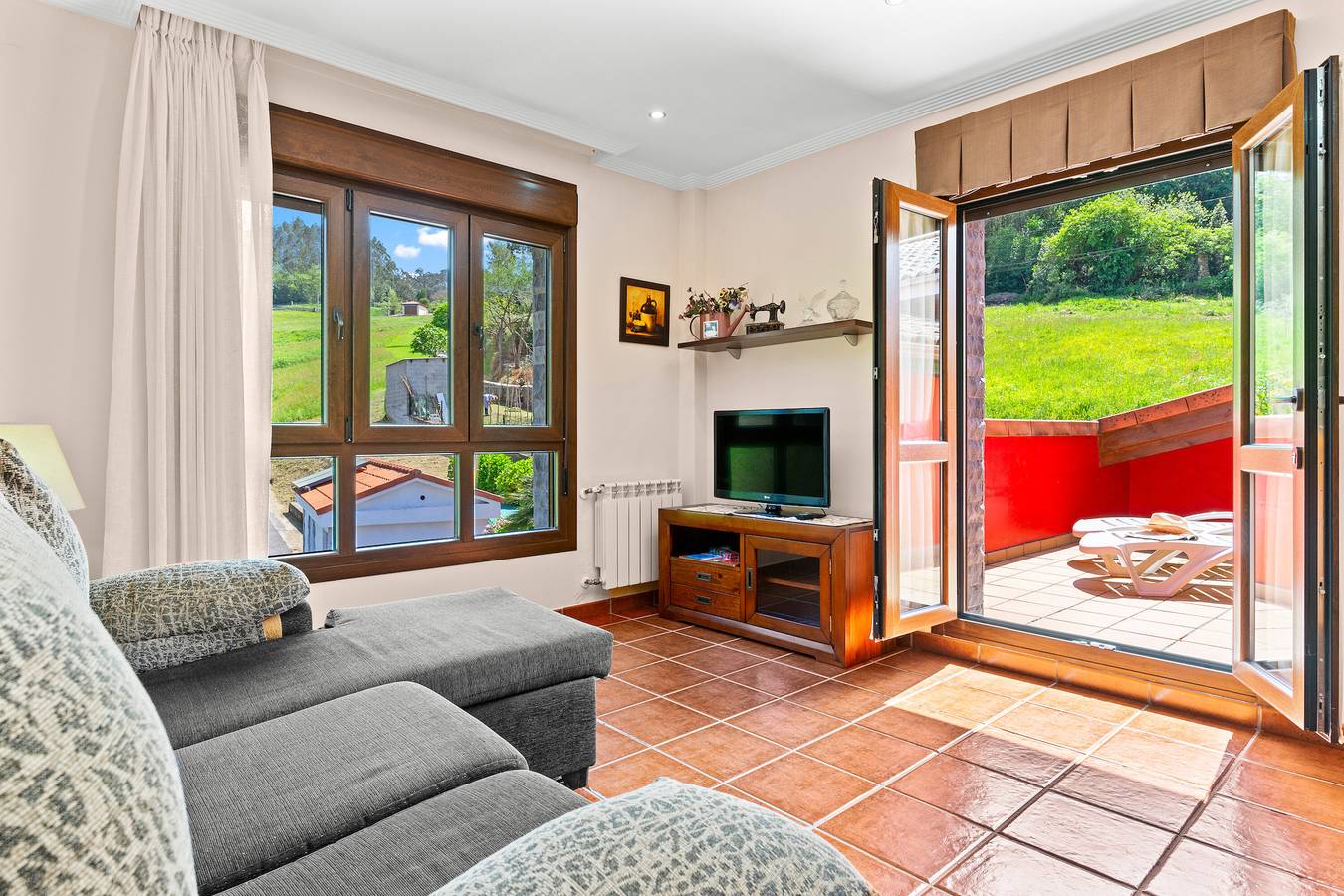 Apartamento entero, Apartamento 'Las Pilas' con vistas a la montaña y jardín privado in Soto del Barco, Costa Verde