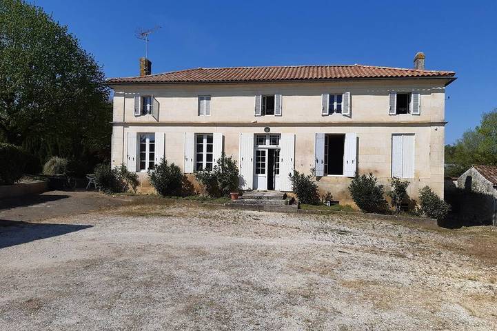 Gîte pour 12 personnes, avec jardin et balcon, animaux acceptés à Saint-Genis-de-Saintonge