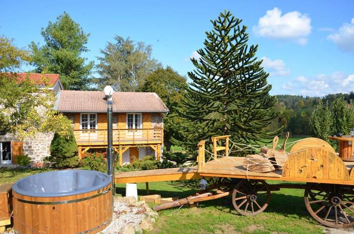 Chambre d’hôte pour 2 personnes, avec Jacuzzi et Terrasse ainsi que Jardin et Vue à Monistrol-sur-Loire