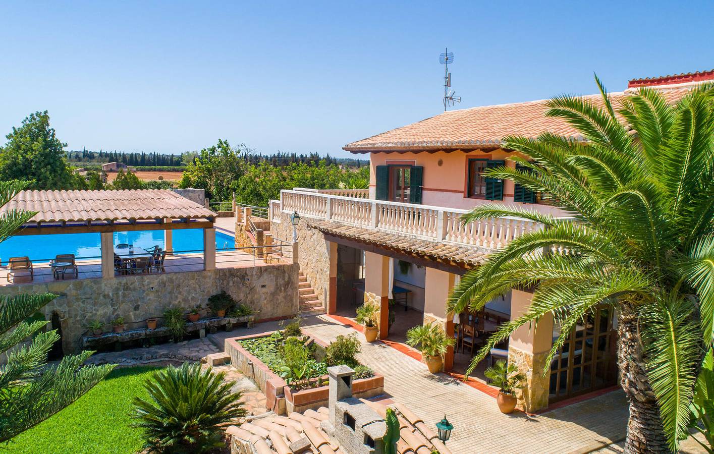 Sonnige Terrassenwohnung mit Pool in Llubí, Mallorca Inselmitte