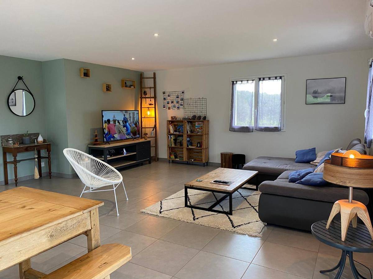 Three-Bedroom House in Brignac-la-Plaine, Région de Brive-la-Gaillarde