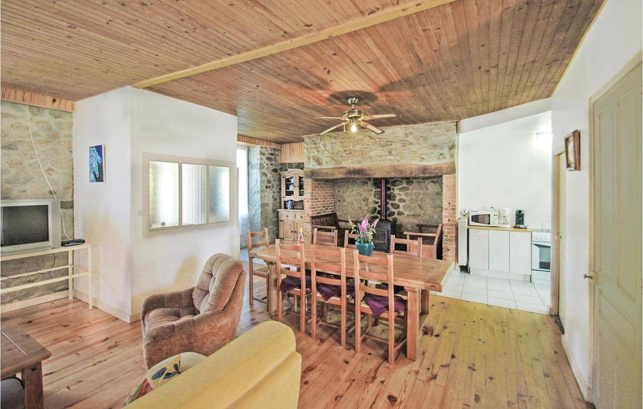 Three-Bedroom Holiday Home in Riom-ès-Montagnes, Parc naturel régional des Volcans d'Auvergne