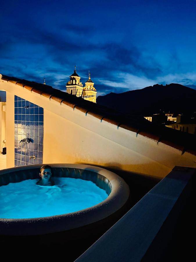 Apartamento para 5 personas, con Balcón y Jacuzzi además de Terraza y Piscina en Vélez-Rubio