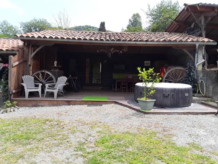 Gîte pour 2 personnes, avec jardin ainsi que terrasse et jacuzzi dans Saleich