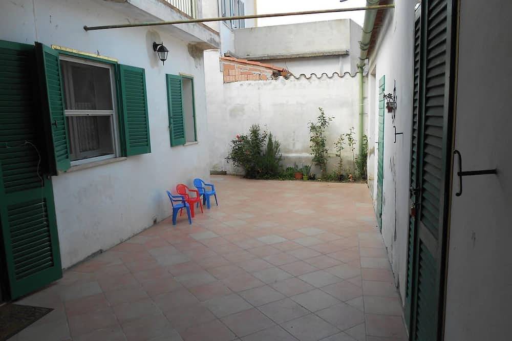 Detached house with courtyard and terrace, near the sea. Ideal for families. in San Vito, Cagliari Provinz