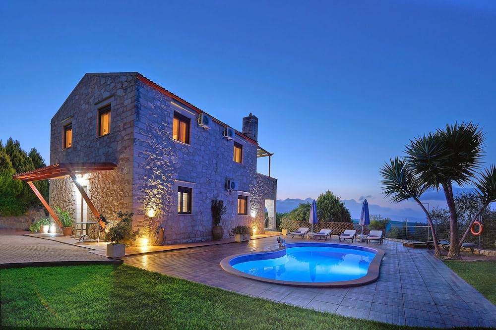Elina Villa, a stone villa with private pool, bbq and sea view in Chania und Umgebung