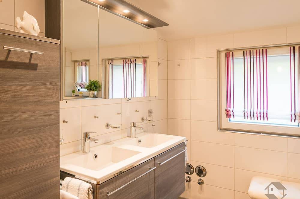 Ganze Wohnung, Ferienwohnung '1' mit privater Terrasse, Gemeinschaftsgarten und Wi-Fi in Enzklösterle, Nordschwarzwald