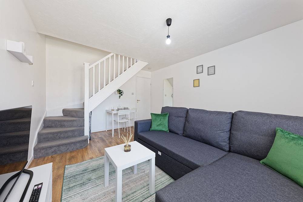 Close to Bluewater & Lakeside! Comfy, peaceful home in Kent w/ Garden & Parking in Stone (Dartford), Dartford