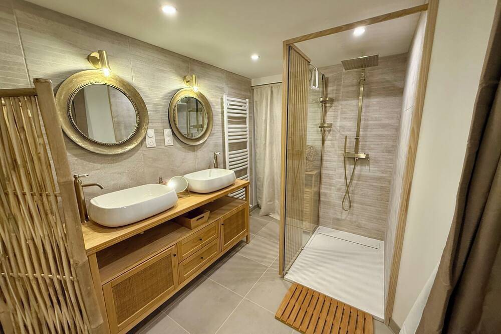 Entire apartment, Bright, new, very well-equipped T2 apartment, quiet, dedicated parking space. in Istres, Istres region