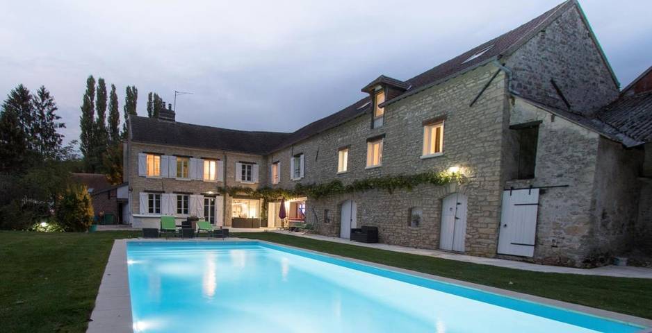 Maison d’hôte pour 2 personnes, avec jardin ainsi que vue et piscine à Chaussy
