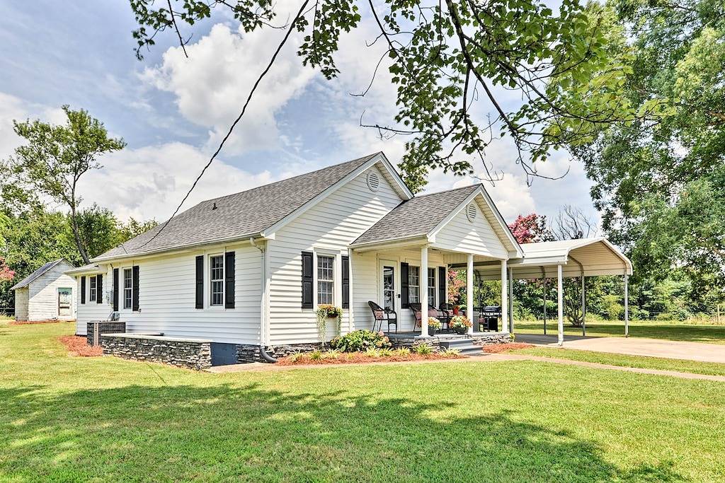 Neu! Malerisches Elkin 'Shady Oaks Farmhouse' mit Whirlpool in Surry County