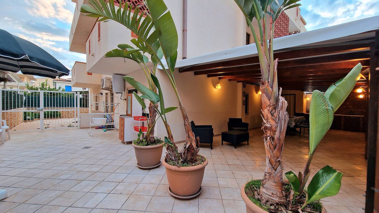 Appartamento intero, Appartamento 'Casa Alamar' con giardino privato, Wi-Fi e aria condizionata in Alcamo Marina, Alcamo