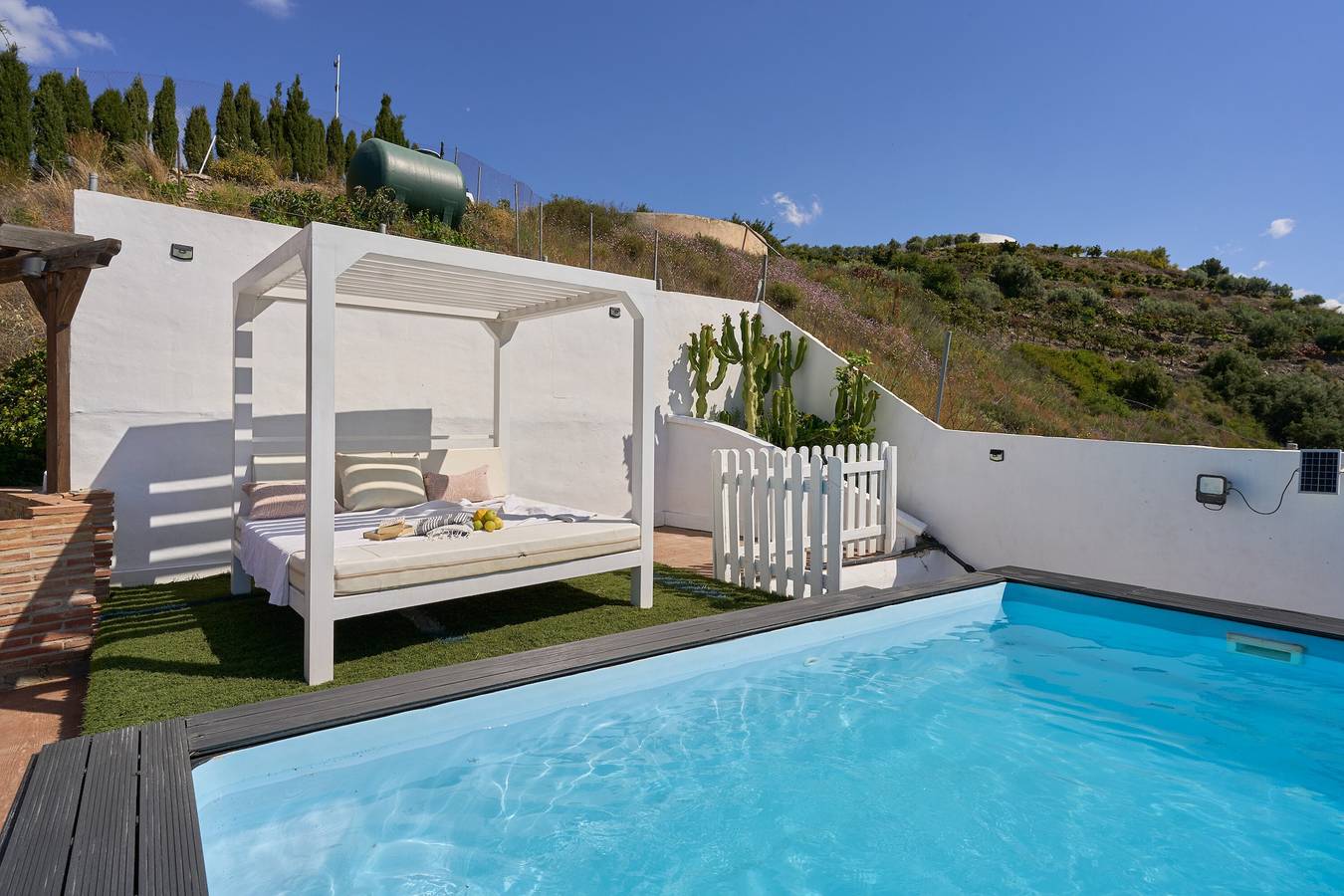 Villa Javier met zeezicht, privézwembad en Balinees bed in Torrox Pueblo, Torrox