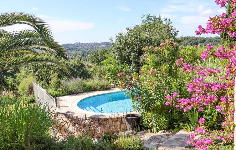 Location de vacances pour 9 personnes, avec piscine ainsi que terrasse et jardin à Châteauneuf-Grasse - 3