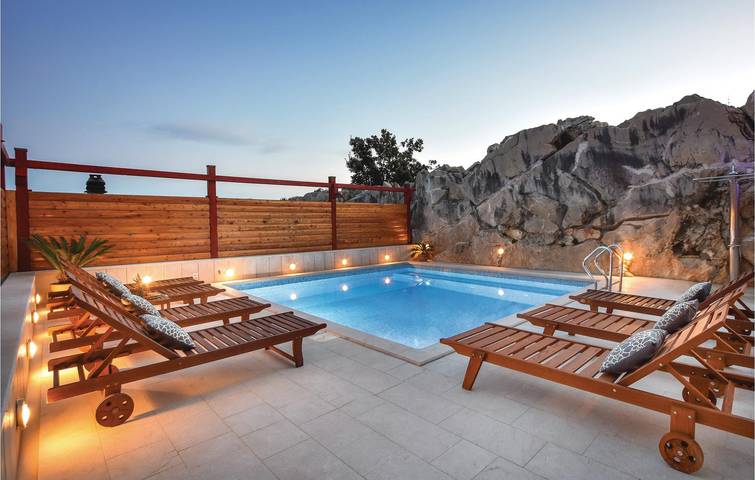 Acogedor apartamento con piscina y terraza, a 2 km de la playa de Strobec in Podstrana, Condado de Split-Dalmacia