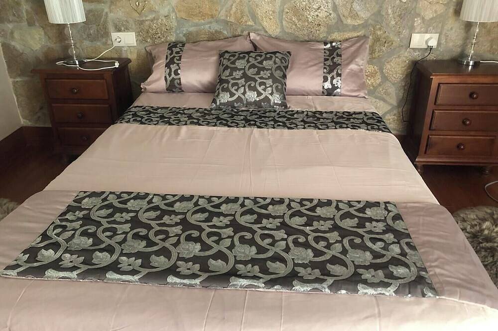 Quirky but stylish townhouse, heart of the old town, stunning views from terrace in Olvera, Pueblos Blancos