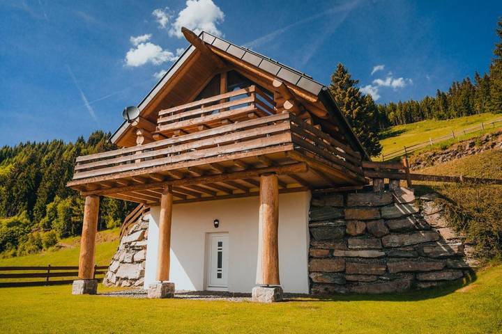 Chalet für 8 Personen, mit Balkon und Whirlpool sowie Terrasse und Garten