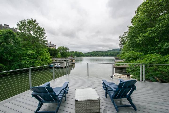 Vacation rental for 15 people, with lake view and terrace as well as garden in North Carolina