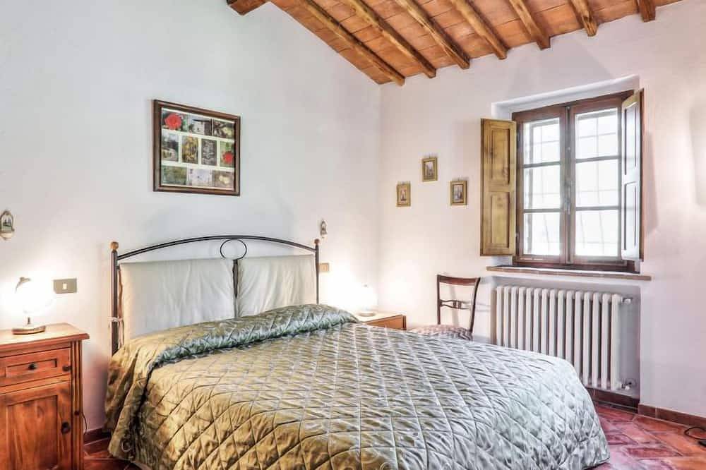 Farmhouse with beautiful pool and jacuzzi, panoramic location in chianti in Castellina in Chianti, Chianti