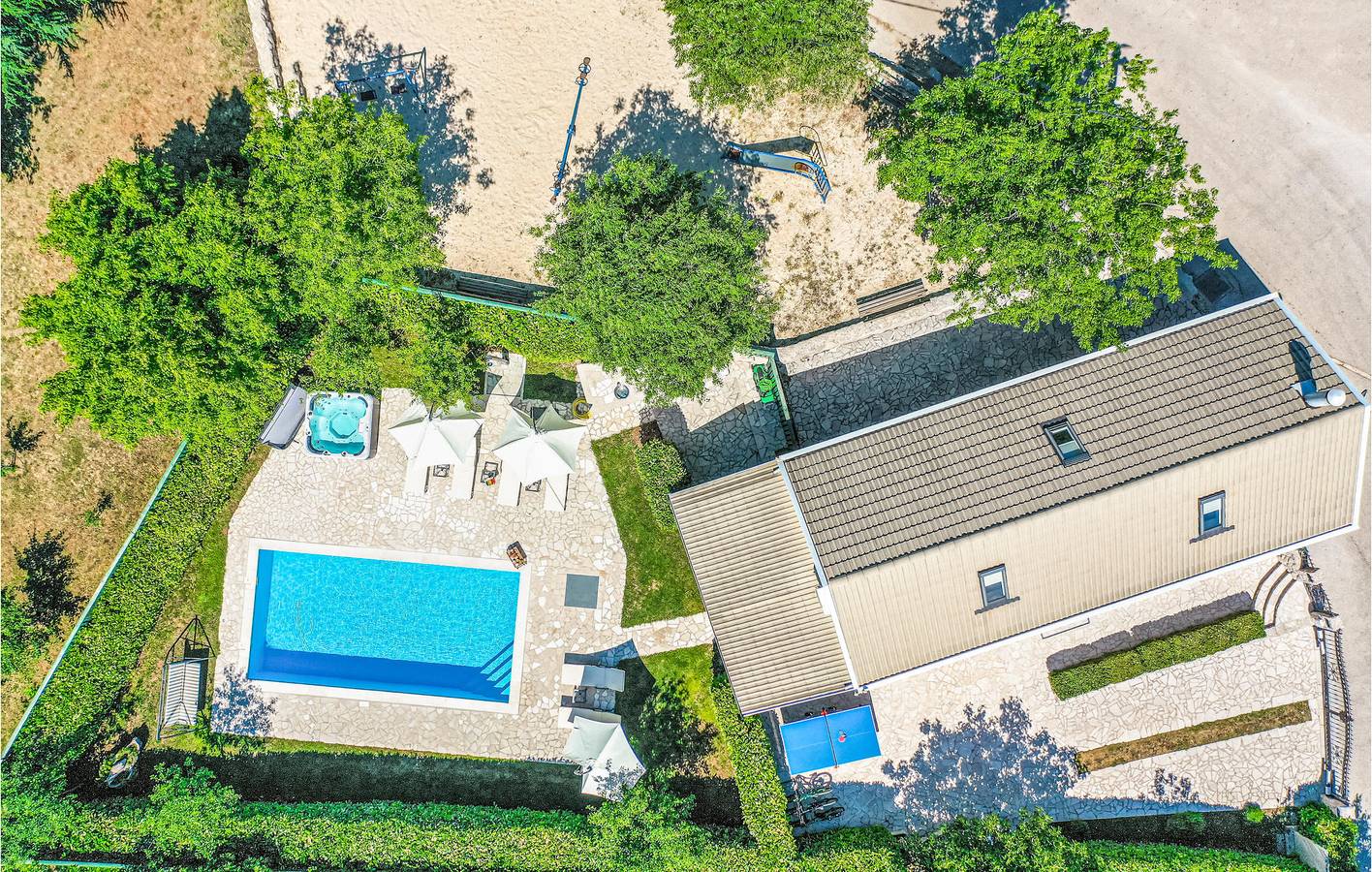 Charmante 2-Zimmer-Wohnung mit Pool, Terrasse und WLAN in der Nähe des Modro Jezero in Imotski, Makarska Riviera