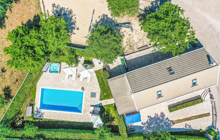 Ferienhaus für 6 Personen, mit Terrasse und Pool