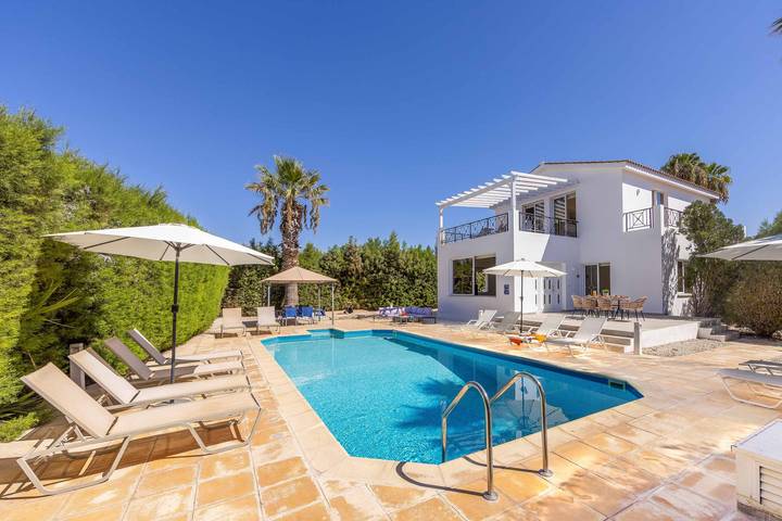 Holiday rental for 8 people, with terrace and garden in Peyia