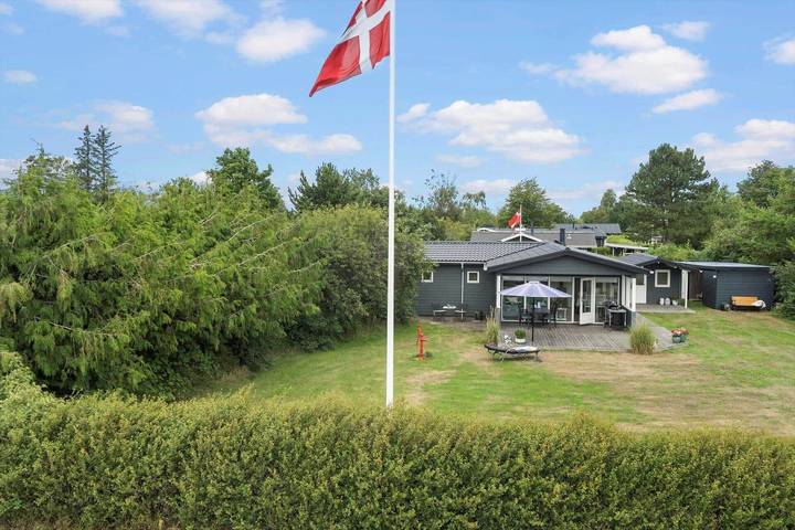 Ferieudlejning for 5 personer, med terrasse i Saksild