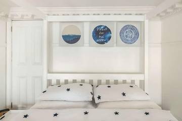 Log Cabin for 4 People in Brighton, Sussex, Photo 2